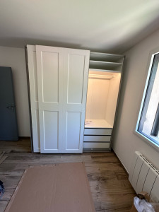 Photo de galerie - Dressing IKEA portes coulissantes et éclairage intérieur.
