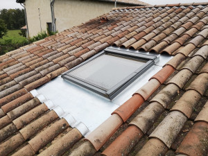 Photo de galerie - Entourage velux façonner sur place et sur mesure.