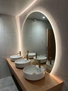 Photo de galerie - Installation d’éclairage LED dans un sanitaire. 