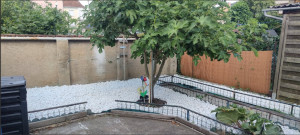 Photo de galerie - Aprés débroussaillage, mettre en place un géotextile et cailloux de décoration.