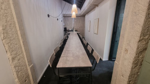 Photo de galerie - Manutention et assemblage de bureaux de réunion. 