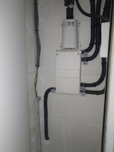 Photo de galerie - Colonne Montante :
Séparation de l'alimentation principale de l'immeuble et distribution vers les appartements.
Chacun son propre compteur .