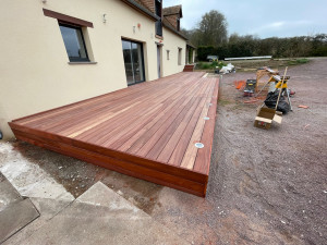 Photo de galerie - Terrasse en pente avec marche d’escalier en béton habillé + spot lumineux intégré 