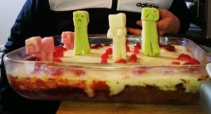 Photo de galerie - Gâteau anniversaire fan de fraises et Minecraft : personnages Minecraft en pâte d'amande