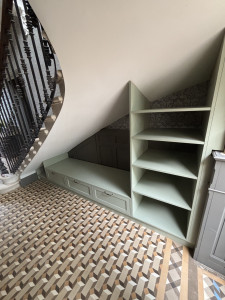 Photo de galerie - Agencement sur-mesure sous-escalier
