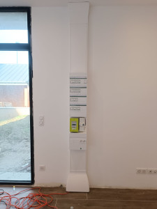 Photo de galerie - Sur cette photo, on voit l'installation d'un tableau électrique pour un appartement en rénovation totale. Le tableau est proprement organisé, avec chaque circuit clairement identifié, garantissant une distribution électrique sécurisée 