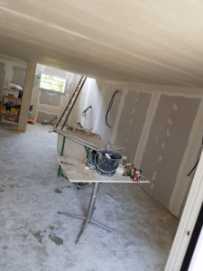 Photo de galerie - Sur cette photo j’ai réalisé le plâtre traditionnel en plafond et poutres , le placo et les joints à placo.