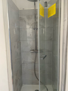 Photo de galerie - Réaménager seulement l’espace douche solution idéal pour petit budget 