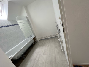 Photo de galerie - Peinture et sol en lino salle de bain 