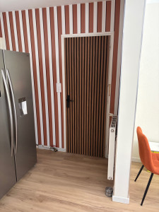 Photo de galerie - Habillage porte avec deco latte de bois
