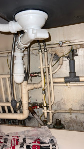 Photo de galerie - Modification évacuation + arrivée d’eau pour lave-vaisselle. (AVANT)