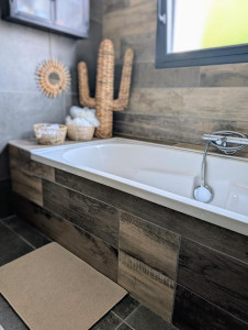 Photo de galerie - Je m’occupe aussi de la salle de bain : rien ne traîne, tout est désinfecté et parfaitement propre, jusqu’au moindre cheveu.