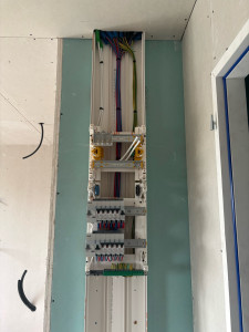 Photo de galerie - Pose d’une GTL avec raccordement de table électrique plus boîtier de communication