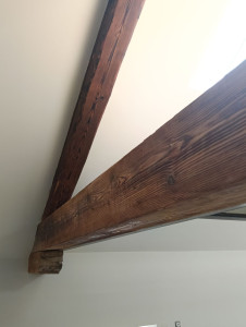 Photo de galerie - Sablage avec application d'huile de protection et deux couches de vitrificateur pour ses poutres apparentes
