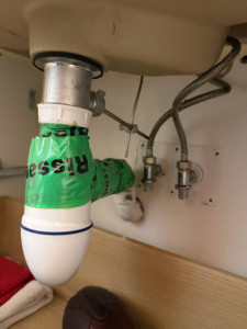 Photo de galerie - Seconde découverte d’un rafistolage criminel d’une fuite d’évacuation /siphon de lavabo du RDC 