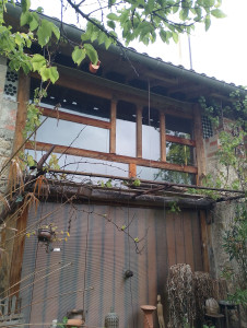 Photo de galerie - Menuiserie haute sur mur trombe. 