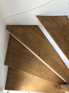 Photo de galerie - Escalier blanc, poncé et vitrifié sur les marches et la rambarde, une nouvelle peinture blanche sur les contre marches 