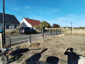Photo de galerie - Création clôture en panneaux rigide avec plaques de soubassement sur la commune de Billy 
