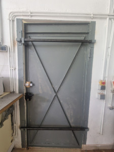 Photo de galerie - Porte avec barres de fermetures pour plus de sécurité 