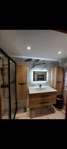 Photo de galerie - Rénovation complète d'une salle de bain avec un carrelage effet marbre.