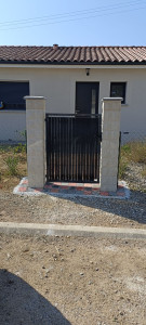 Photo de galerie - Réalisation d'un portillon avec fondation, pose des éléments de pilier et fixation du portail.