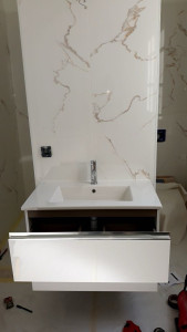 Photo de galerie - Montage de meuble suspendu, pose de la vasque et mitigeur ainsi que raccordement.