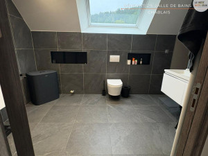 Photo de galerie - Rénovation de salle de bains moderne dans le Chablais (Haute-Savoie) avec installation de WC suspendu et création de niche murale intégrée, pour un aménagement esthétique, pratique et optimisé.