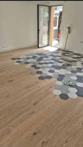 Photo de galerie - Pose de parquet contre collé incrusté d'un carrelage hexagonale