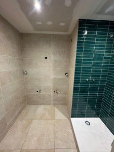 Photo de galerie - Salle de bain complète petit format 6x24 et du 30x90 