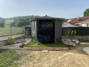 Photo de galerie - Coin détente, abri bois, jacuzzi, synthétique, massif végétale et minérale 