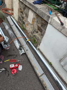 Photo de galerie - Dépose d’une vielle gouttière en zinc es repose d’une nouvelle gouttière en zinc neuve ✅