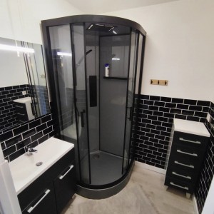 Photo de galerie - Rénovation salle de bain : 
Pose de faïence métro noir
Pose de parquet PVC
Pose cabine de douche avec jet, et ciel de douche.
Pose de meuble de salle de bain 
Pose d'une porte coulissante 
