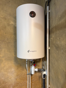 Photo de galerie - Pose d’un ballon d’eau chaude d’appoint dans une cabane.