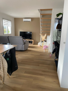 Photo de galerie - Dans ce chantier, j’ai réalisé la pose d’un parquet PVC, plus la peinture au plafond et mur