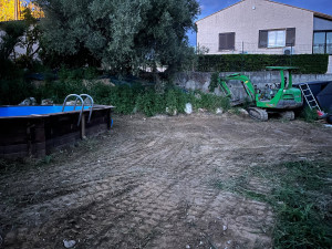 Photo de galerie - Nettoyage de jardin + remblai autour d'une piscine 