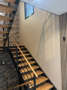 Photo de galerie - Montée d’escalier peint en beige 