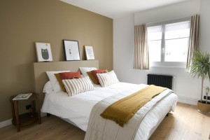 Photo de galerie - Travaux de peinture, finitions soignées et mise en valeur de la décoration pour créer une chambre lumineuse, chaleureuse et agréable à vivre.