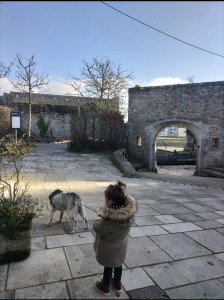 Photo de galerie - Babysitting et pet-sitting : d'une pierre deux coups ?