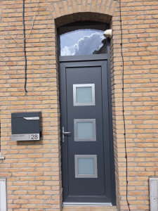 Photo de galerie - Pose porte avec impost vitree 6 points profil renforcer pvc panneau aluminium