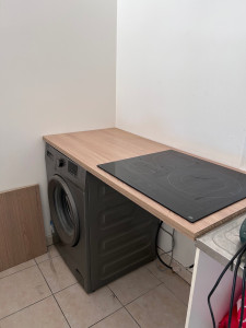 Photo de galerie - Installation d'un plan de travail et découpe pour recevoir la plaque de cuisson.
