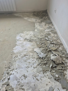 Photo de galerie - Grattages d'un ragreage poreux afin d'en refaire un pour pose un carrelage en 60 par 60