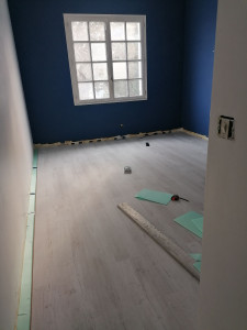 Photo de galerie - Pose de parquet flottant sur sous couche. 