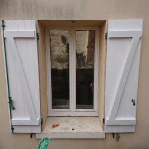 Photo de galerie - Fabrication de volets. Avec un apprêt pour recevoir la peinture. Finition à la demande
