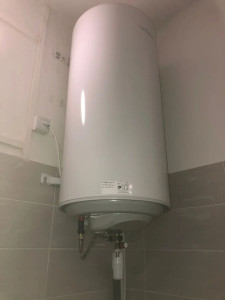 Photo de galerie - Mise en place d’un chauffe-eau Atlantic Chauffeo D513 – 150L vertical mural 
Installation soignée, conforme aux normes, pour garantir performance et durabilité.