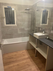 Photo de galerie - Pose baignoire, meuble, vasque et miroir ainsi que les prises 
