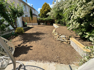 Photo de galerie - Réalisation de petits muret / mise à plat du terrain / apport en terre  végétal