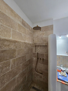 Photo de galerie - Douche a l'italienne en travertin avec niche 