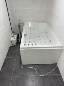 Photo de galerie - Création d’une arrivée d’eau, eau, froide et eau chaude, plus évacuation, installation d’une baignoire balnéo