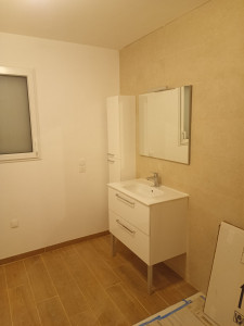 Photo de galerie - Installation lavabo , miroir, luminaire et armoire de salle de bain ! 