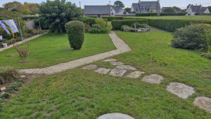 Photo de galerie - Tonte simple dans un jardin fleurit.